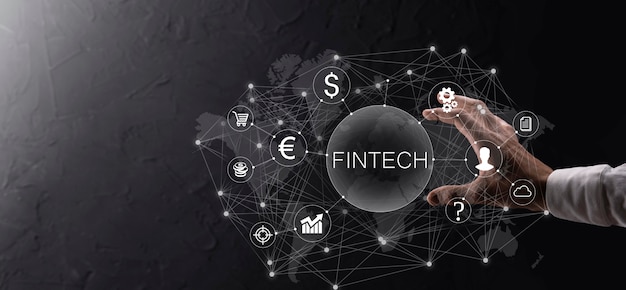 Empresário segura fintech - conceito de tecnologia financeira. pagamento de banco de investimento de negócios. investimento em criptomoeda e dinheiro digital. conceito de negócio na tela virtual.