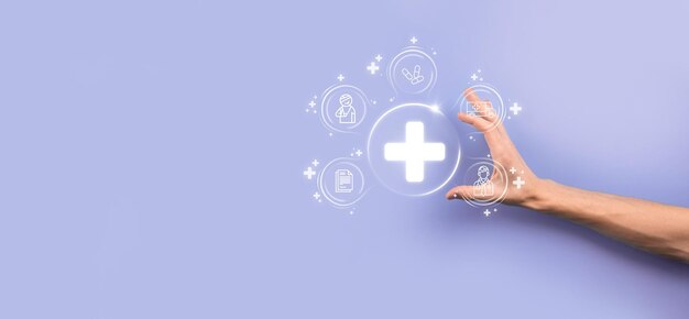 Empresário segura ícones de conexão de rede virtual e médica. A pandemia de Covid-19 desenvolve a conscientização das pessoas e espalha a atenção em seus cuidados de saúde. Médico, documento, medicina, ambulância, ícone do paciente.