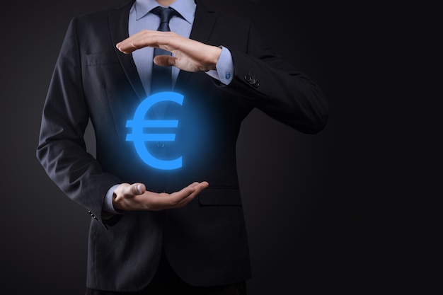 Empresário segura o símbolo do Euro