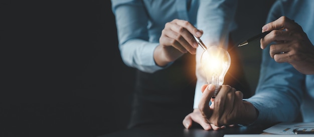 Empresário segura uma lâmpada brilhante Nova ideia criativa Inovação brainstorming estrategicamente para fazer o negócio crescer e ser lucrativo Planejamento de estratégia de execução de conceito e gestão de lucros