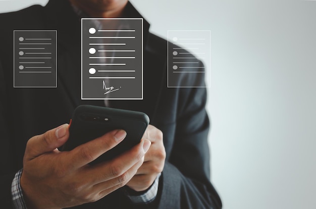 Empresário segurando documentos de assinatura digital de negócios de smartphone na tela virtual