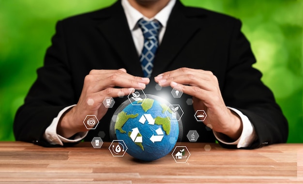 Empresário segurando e protegendo a Terra com símbolo de reciclagem Compromisso empresarial com a proteção ambiental sustentável e práticas de reciclagem de resíduos para um ecossistema mais limpo Reliance