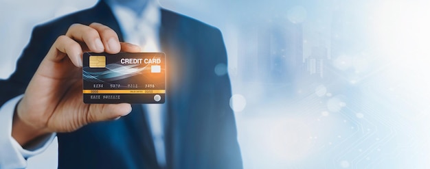Empresário segurando maquete de cartão de crédito Simulação de design de cartão bancário de plástico