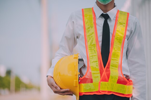 Empresário, segurando o capacete, construção de projeto imobiliário