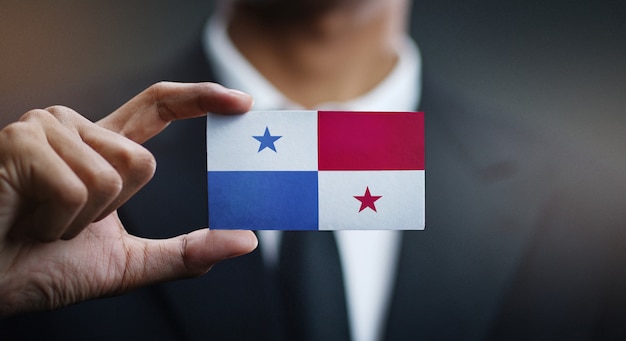 Foto empresário segurando o cartão da bandeira do panamá