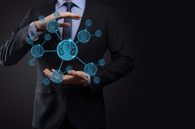 Empresário, segurando o ícone de mão do homem usuário, estilo de polígono de baixo poli mulher. Primeiro plano da interface de ícones da Internet. conceito de mídia de rede global.