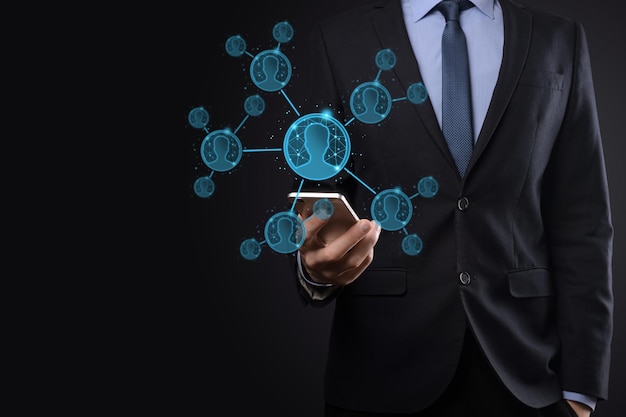 Empresário, segurando o ícone de mão do homem usuário, estilo de polígono de baixo poli mulher. Primeiro plano da interface de ícones da Internet. conceito de mídia de rede global.