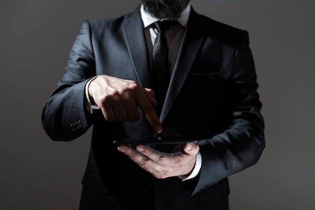 Empresário segurando o tablet e apontando com um dedo na mensagem importante Executivo de terno apresentando informações cruciais Cavalheiro mostrando anúncio crítico