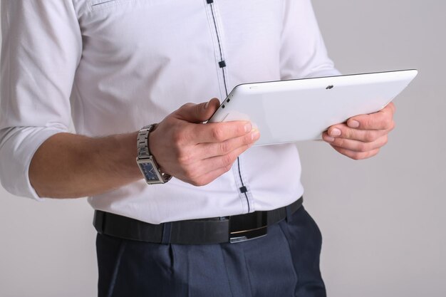 Empresário segurando retrato de tablet digital em estúdio em fundo branco