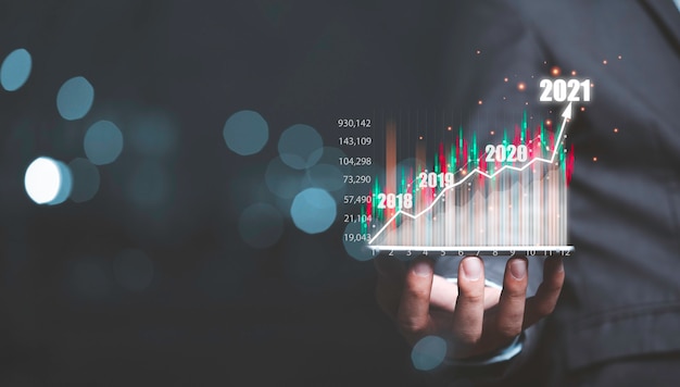 Empresário segurando smartphone com gráfico de investimento de negócios virtuais de gráficos de informação e espaço de cópia.