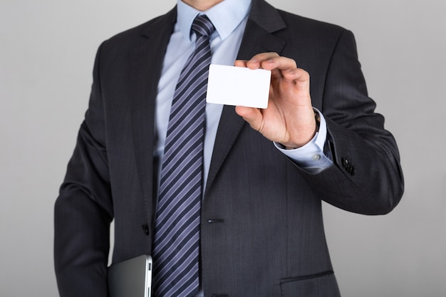Empresário segurando um cartão branco. reunião de negócios ou conceito de apresentação