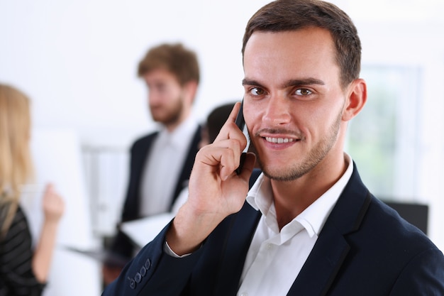 Empresário, segurando uma conferência por telefone