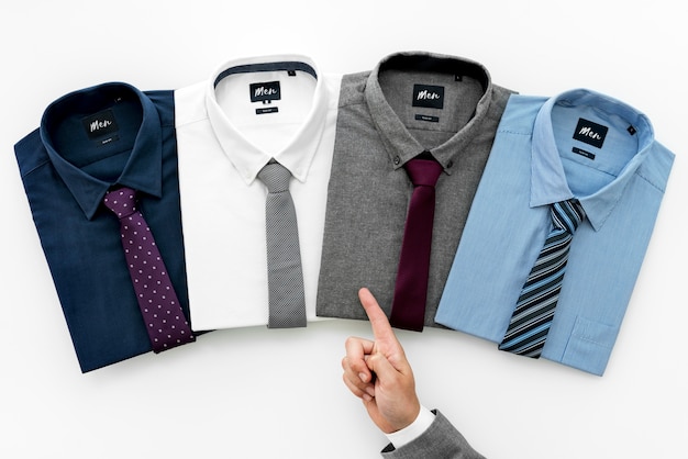 Empresário selecionando camisa para vestir