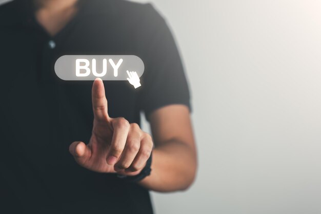 Empresario señalando Comprar texto e iconos Concepto de marketing empresarial y compras en línea