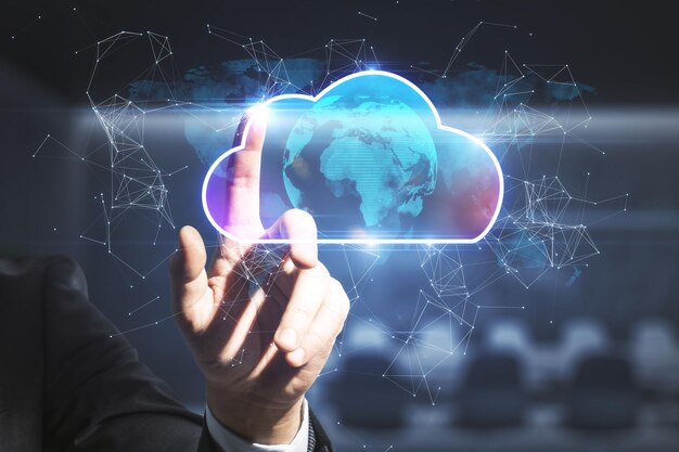 Empresario señalando un holograma abstracto de nubes brillantes en un fondo interior borroso El futuro de la computación en la nube y el concepto de almacenamiento de datos