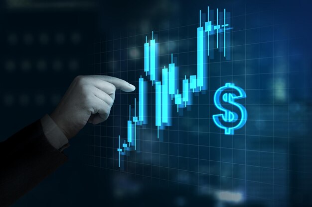 Empresario señalando un signo holográfico de dólar y un gráfico económico Tendencia económica global en una pantalla virtual Concepto de inversión de crecimiento empresarial o aumento de ganancias