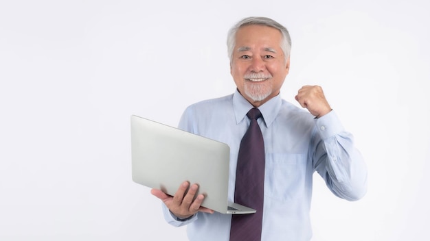 Empresario senior asiático anciano anciano usando computadora portátil sonriendo se siente feliz aislado en fondo blanco con el concepto de espacio de copia para el éxito empresarial senior