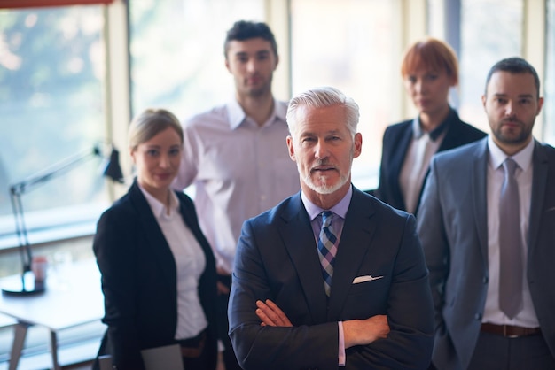 empresário sênior com sua equipe no escritório. grupo de empresários