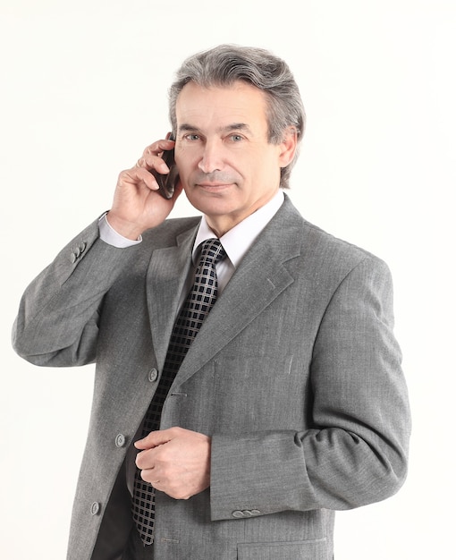 Empresario senior hablando por un teléfono móvil.aislado sobre fondo blanco.