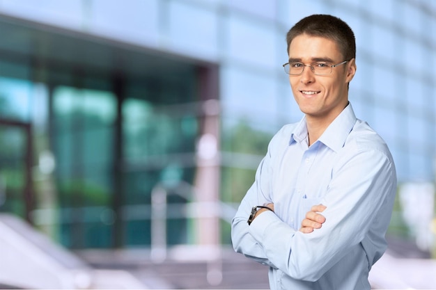 Empresário sênior sorrindo contra fundo branco