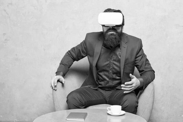 Empresário senta cadeira wear hmd explorar realidade virtual ou ar Nova oportunidade Software moderno para negócios Negócios implementam tecnologia moderna Parceiro de negócios interage em realidade virtual