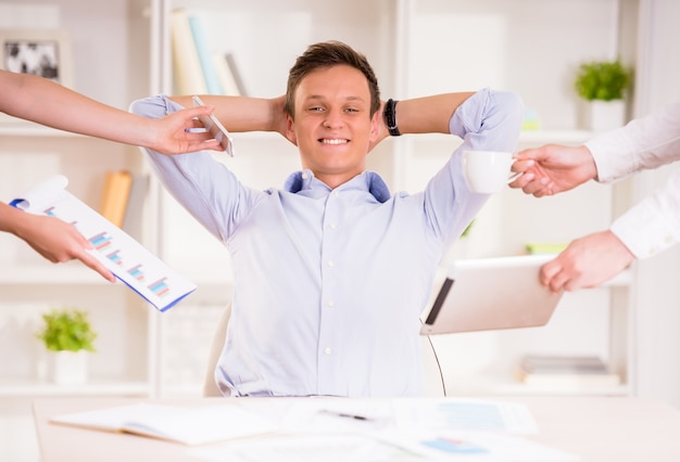 Foto empresário, sentado em seu escritório e descansando do trabalho.