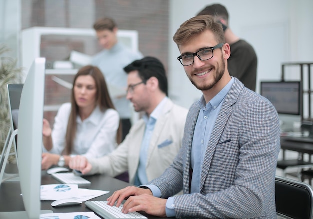 Empresário sentado em sua mesa. Pessoas e tecnologia