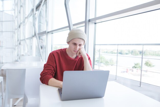 empresario sentado en una mesa trabajando en una computadora portátil