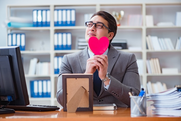 Empresário sentindo amor e amado no escritório