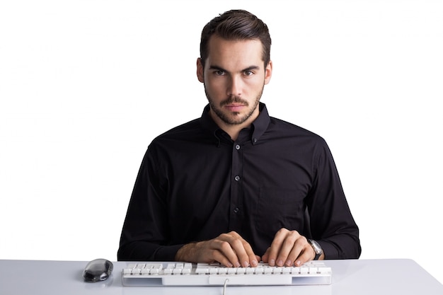 Foto empresario serio escribiendo en el teclado