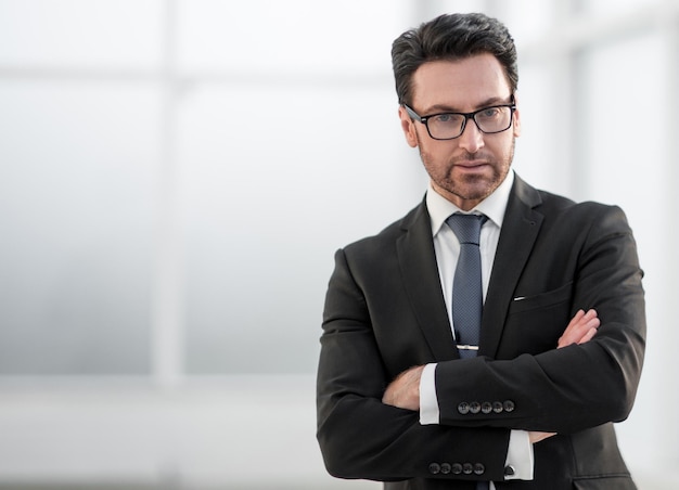 Empresario serio en el fondo de la ventana de la oficina