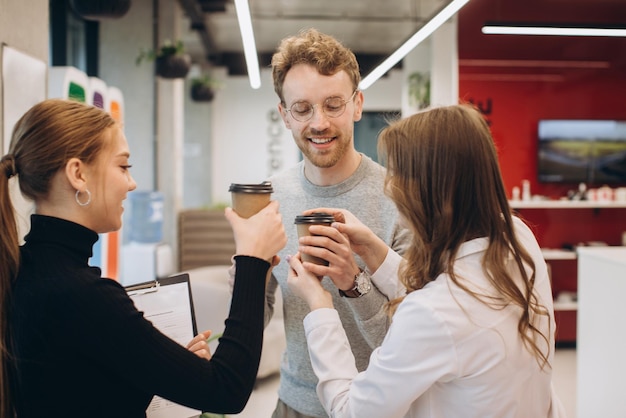 Empresário servindo café para colegas no escritório