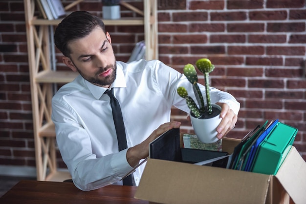 Foto empresario siendo despedido