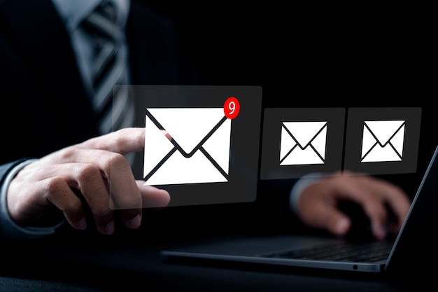 Empresario símbolo de correo electrónico táctil para recibir nuevo mensaje correo electrónico de negocios comunicación y marketing digital boletín de noticias mensaje sms tecnología de comunicación electrónica nueva notificación de correo electrónico