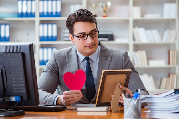 Foto empresario sintiendo amor y amado en la oficina