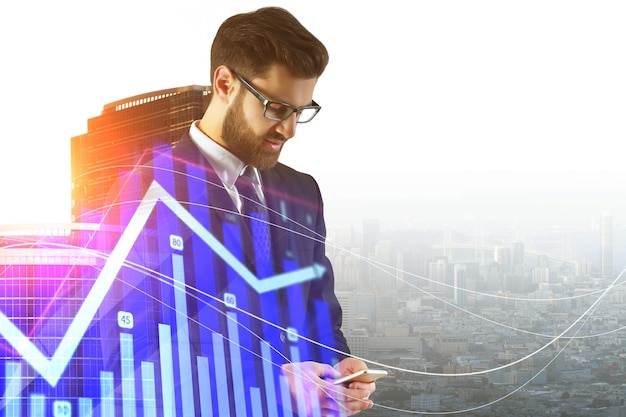 Empresario con smartphone y carta de negocios