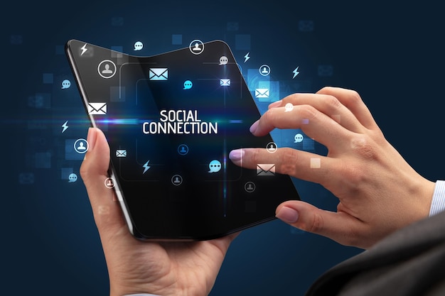 Empresario con un smartphone plegable concepto de redes sociales