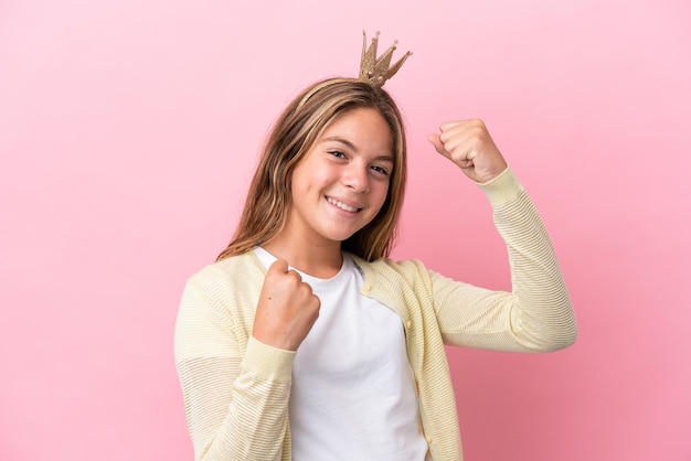 Empresario sobre una pared azul aislada que presenta una idea mientras mira sonriendo hacia