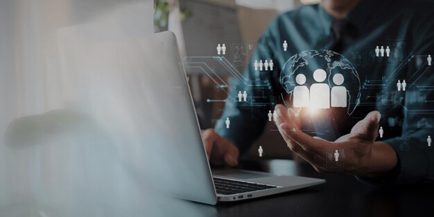 Empresario con soluciones de recursos humanos iconos para la herramienta de gestión de recursos humanos utilizada para manejar