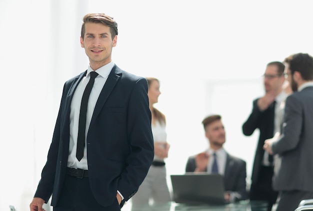 Empresario soñador en el fondo de la foto de la oficina con espacio de copia