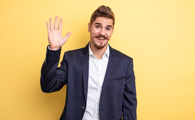 Empresario sonriendo felizmente agitando la mano dándole la bienvenida y saludándolo