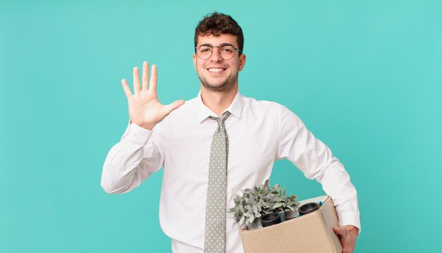 Empresario sonriendo y luciendo amistoso, mostrando el número cinco o quinto con la mano hacia adelante, contando hacia atrás. concepto de despido