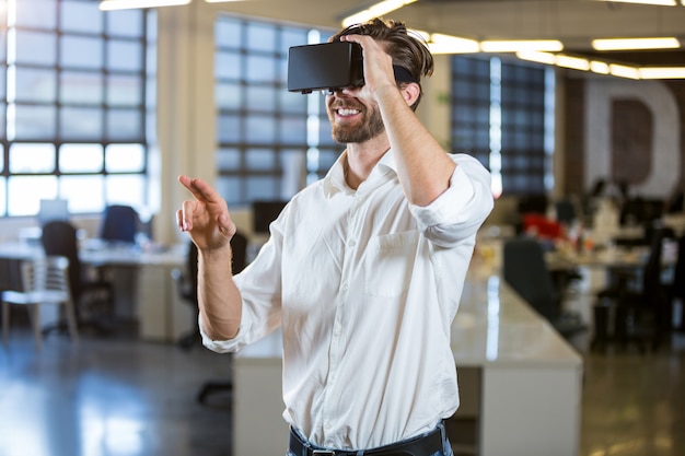 Empresario sonriendo mientras usa el simulador de realidad virtual