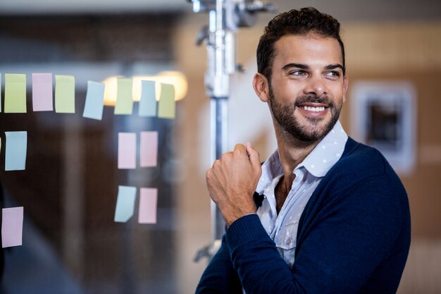 Foto empresario sonriendo y mirando a otro lado