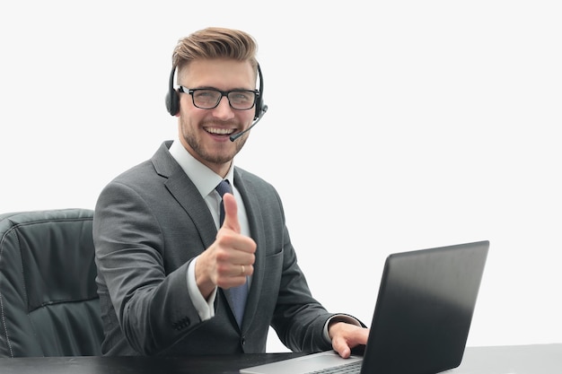 Empresario sonriente escuchando un curso de negocios de audio y mostrando el pulgar hacia arriba