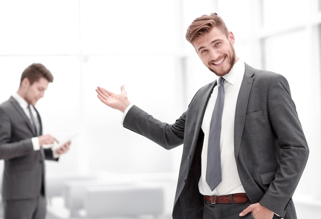 Empresario sonriente en el fondo de la foto de la oficina con espacio de copia