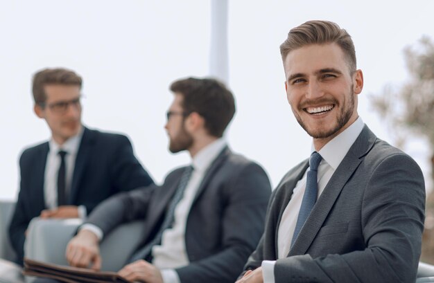 Empresario sonriente en el fondo de la foto de la oficina con espacio de copia