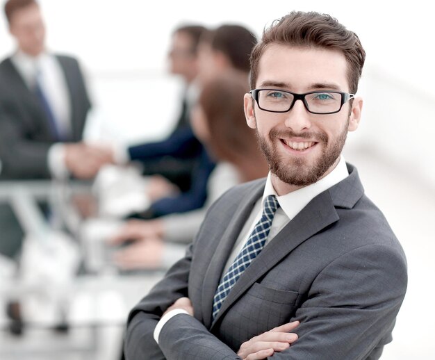 Empresario sonriente en el fondo de la oficina