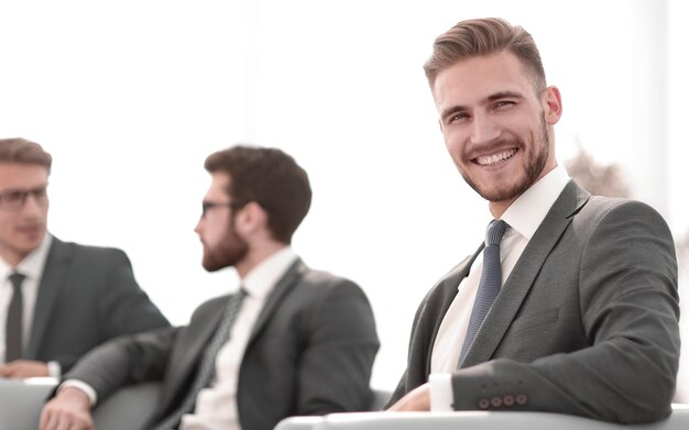 Foto empresario sonriente en el fondo de la oficina