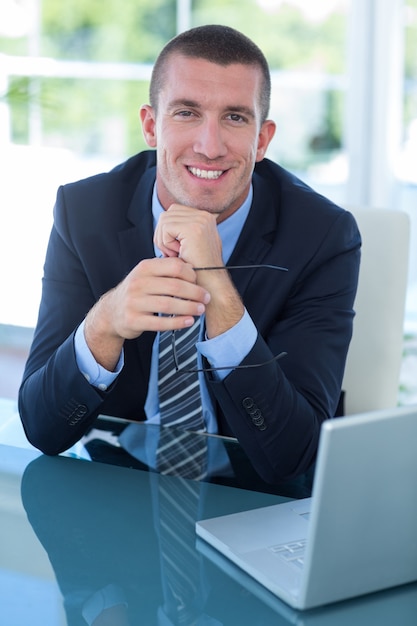 Foto empresario sonriente mirando la cámara